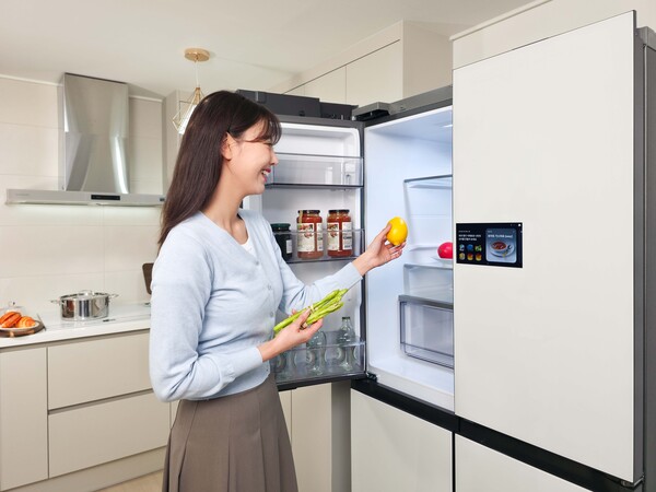 삼성전자 모델이 엑스포에 마련된 LH 부스에서 냉장고에 들어오고 나가는 식재료를 인식해 자동으로 푸드 리스트를 생성하는 삼성 'AI 비전 인사이드'를 체험하고 있다. 삼성전자 제공