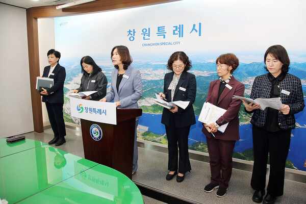 창원특례시 복지여성보건국 최영숙 국장이 5일 시청 프레스센터에서 4분기 정례브리핑을 하고 있다.