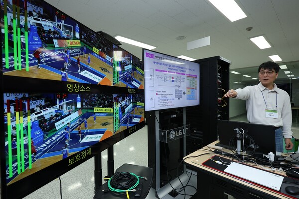 LG유플러스 임직원이 안양사옥 방송센터에서 '히트리스 프로텍션' 기술을 시연하고 있는 모습. LG유플러스 제공