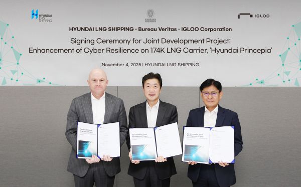 김은중 이글루코퍼레이션 부사장(오른쪽), 이규봉 현대엘엔지해운 대표이사(가운데), 크리스토프 바에스 프랑스선급 한국대표가 서울시 중구 현대엘엔지해운 본사에서 열린 UR E26 및 E27 기반 사이버복원력 관리체계 기술 공동개발프로젝트(JDP) 체결식에서 기념 촬영을 하고 있다. 이글루코퍼레이션 제공