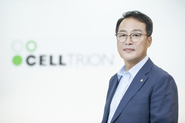 기우성 셀트리온 부회장은 3월 주주총회에서 “대표 3명의 경영성과가 마음에 들지 않으면 어떤 결과도 달게 받겠다”며 “책임 물으면 책임 지겠다”고 답했다. 셀트리온 제공