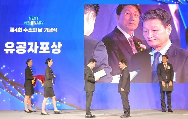 3일 대전도시공사가 제4회 수소의날 기후에너지환경부 장관 표창 수상을 하고 있다. (에너지사업팀장 도형남). 도시공사 제공.