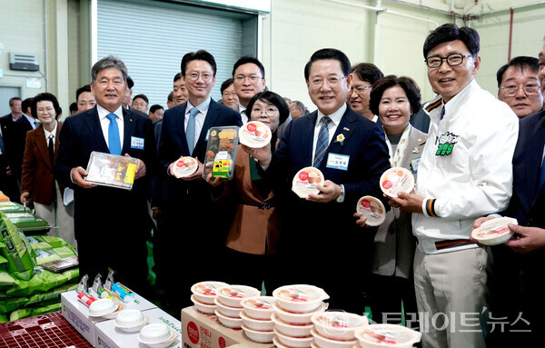 김영록 지사가 5일 보성군 보성읍 송재로에서 열린 ‘보성군농협 통합RPC 시설현대화 준공식’에서 통합RPC 생산제품을 들어 보이고 있다. 전남도