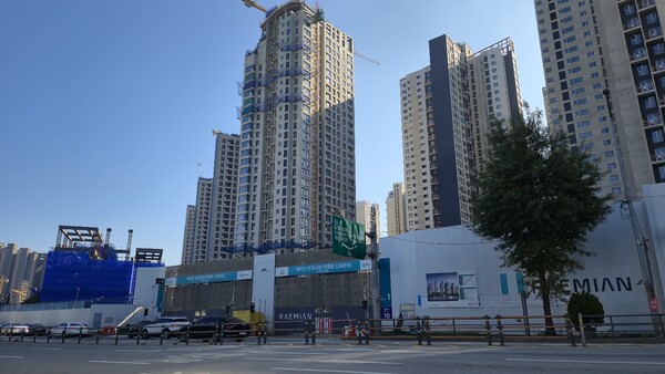 ** 강남 로또 청약: 반포 래미안 트리니원, 25억 현금 부자들만의 리그?

**