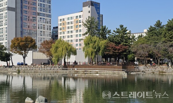 ◇전남 여수시 거북섬공원 호수의 앞에 건설될 아파트 단지인 '효성해링턴플레이스 여수' 공사현장. 남동→북서 구도로써 촬영했다. (사진=이준혁 기자)