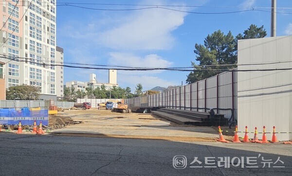 ◇전남 여수시 학동에 짓는  '효성해링턴플레이스 여수' 공사현장. 서→동 구도로써 촬영했다. (사진=이준혁 기자)