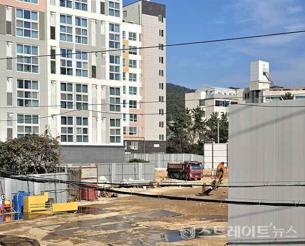 ◇전남 여수시 학동에 짓는  '효성해링턴플레이스 여수' 공사현장. 남서서→북동동 구도로써 촬영했다. (사진=이준혁 기자)