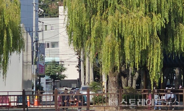 ◇전남 여수시 거북섬공원 인근에 짓는 '효성해링턴플레이스 여수'의 공사현장 및 현장 동쪽의 작은 길. (사진=이준혁 기자)
