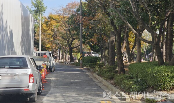◇전남 여수시 학동 거북섬공원 호수 북쪽에 짓는 '효성해링턴플레이스 여수'의 공사현장 및 현장 남쪽의 작은 길. (사진=이준혁 기자)