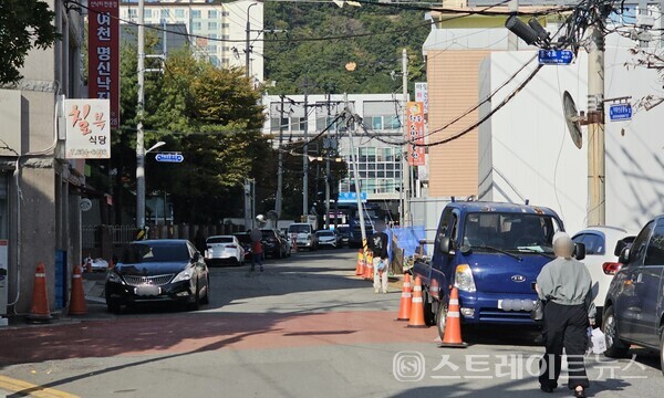 ◇전남 여수시 거북섬공원 인근에 짓는 '효성해링턴플레이스 여수'의 공사현장 및 서쪽 도로. (사진=이준혁 기자)