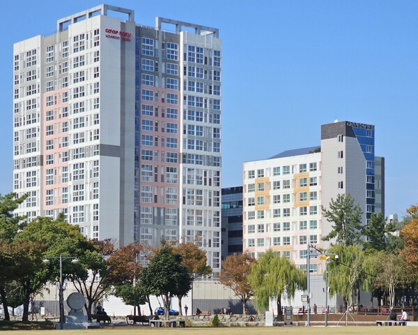 ◇전남 여수시 거북섬공원 호수의 앞에 건설될 아파트 단지인 '효성해링턴플레이스 여수' 공사현장. 남동→북서 구도로써 촬영했다. (사진=이준혁 기자)