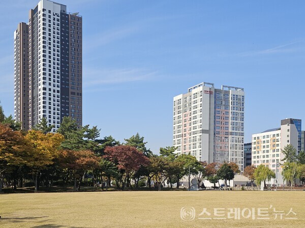 ◇전남 여수시 거북섬공원 호수의 앞에 건설될 아파트 단지인 '효성해링턴플레이스 여수' 공사현장. 호수 남쪽 잔디광장 뒤에서 남동→북서 구도로 촬영했다. (사진=이준혁 기자)