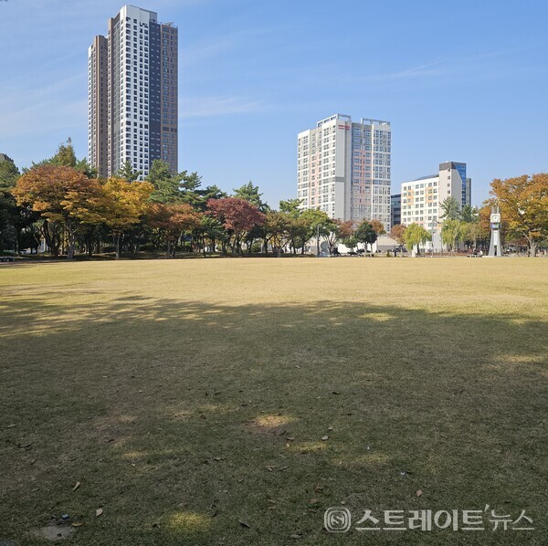 ◇전남 여수시 학동 거북섬공원 호수 북동쪽 연접 부지에 건설될 아파트 단지인 '효성해링턴플레이스 여수' 공사현장. 공원 남동쪽 입구에서 남동→북서 구도로 촬영했다. (사진=이준혁 기자)