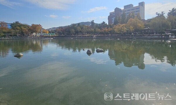 ◇전남 여수시 거북섬공원 호수의 앞에 건설될 아파트 단지인 '효성해링턴플레이스 여수'의 102동 예정지 남쪽에서 북서→남동 구도로써 바라본 모습. (사진=이준혁 기자)