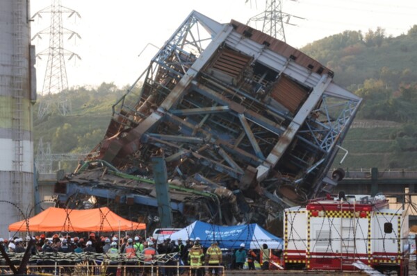 6일 오후 2시경 울산시 남구 용잠동 한국동서발전 울산발전본부 울산화력발전소에서 높이 60m 보일러 타워가 붕괴해 7명이 매몰되는 사고가 발생했다. 연합뉴스