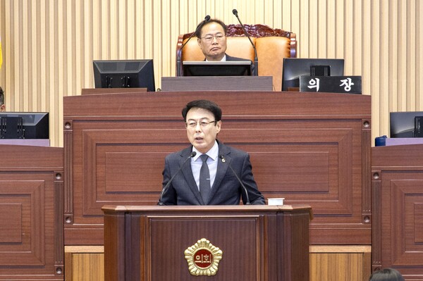 이충원 경북도의원이 6일 경북도의회 본회의에서 도정질문을 하고 있다.(사진=스트레이트뉴스)