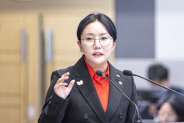 정경민 경북도의원이 6일 도의회 ‘제359회 제2차 정례회 본회의’ 도정질문에서 포스트 APEC전략, 저출생 극복 등 경북도와 경북교육청의 핵심과제에 대한 근본적인 혁신을 요구했다.(사진=경북도의회)