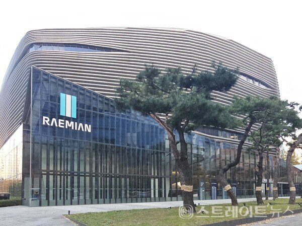 ◇'반포 래미안 트리니원' 견본주택이 마련된 서울 송파구 문정동 소재 건물인 '래미안 갤러리'. (사진=이준혁 기자)