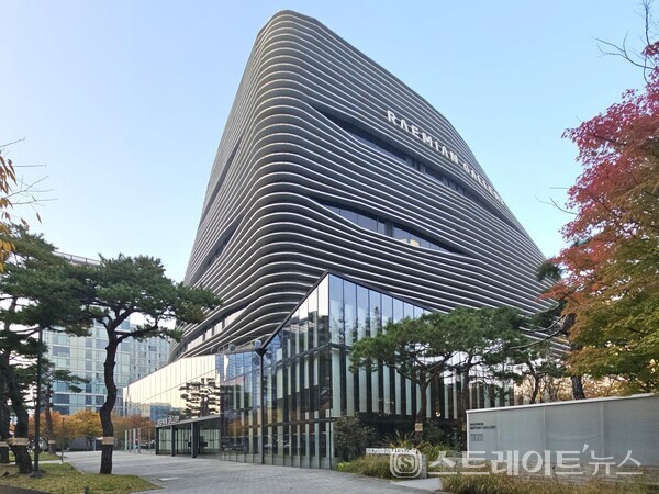 ◇'반포 래미안 트리니원' 견본주택이 마련된 서울 송파구 문정동 소재 건물인 '래미안 갤러리'. 견본주택 내부에는 59㎡B 주택형과 84㎡B 주택형이 마련됐다. (사진=이준혁 기자)