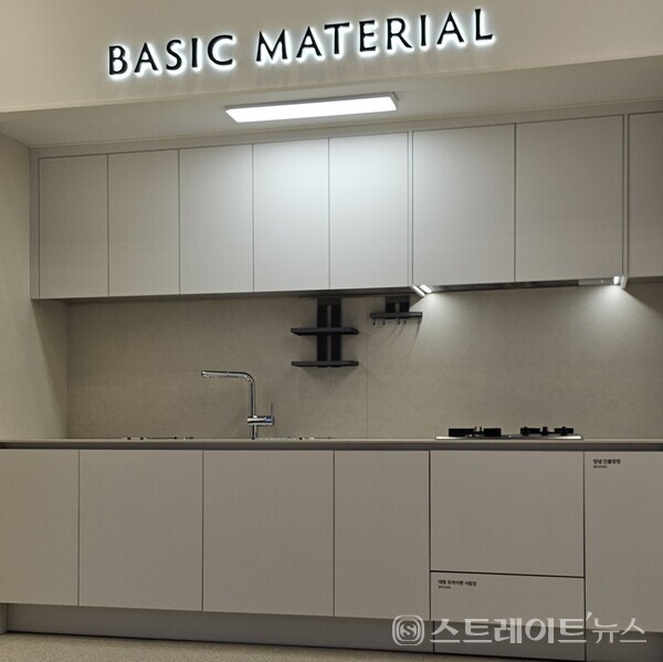 ◇'더샵 분당티에르원'의 견본주택 내 마련된, 수분양자가 주방 유상옵션을 선택하지 않을 경우 설치되는 주방 모습 구현. (사진=이준혁 기자)