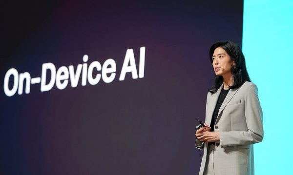 7일 열린 컨퍼런스콜에서 정 대표는 “4분기부터 친구탭 개편을 포함한 서비스 개선을 순차적으로 진행하고, AI 요약 기능과 맞춤형 폴더 기능 확대를 통해 이용자 체류 시간을 높이겠다”고 밝혔다. 사진은 올해 9월에 열린 '이프(if) 카카오' 콘퍼런스에서 정신아 카카오 대표가 발표하고 있는 모습. 카카오 제공