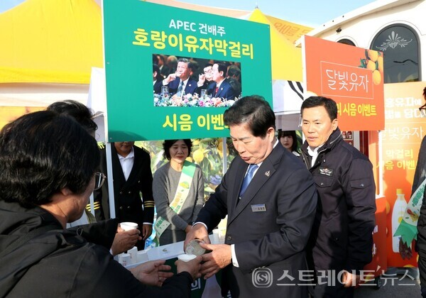 공영민 군수가 지난 6일 풍양면 유자밭 일원에서 열린 ‘제5회 고흥유자축제’ 현장을 찾아, APEC 정상회의 공식 만찬주로 사용된 호랑이유자막걸리 시음 부스에서 직접 막걸리를 따라주며 관광객들에게 고흥 특산품을 홍보하고 있다. 고흥군