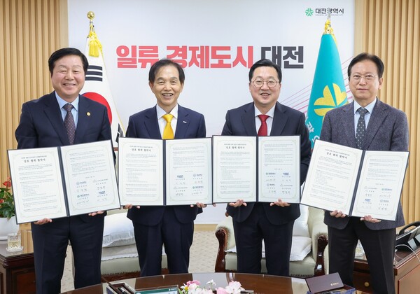 7일 이장우 시장이 KAIST, 충남대학교, 바이오헬스케어협회와 함께 의과학 융복합 인재양성 및 공동연구를 위한 업무협약 체결 후 기념 촬영을 하고 있다. 왼쪽부터 김정겸 충남대학교 총장, 이광형 KAIST 총장, 이장우 대전시장, 맹필재 (사)바이오헬스케어협회). 대전시 제공.