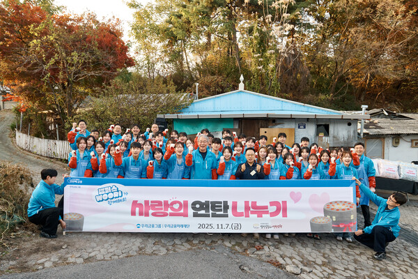 홍보대사 ‘캠퍼스 WOORI’ 48명 및 직원과 서울 성북구 정릉3동을 찾은 임종룡 회장(가운데)..우리금융 제공.