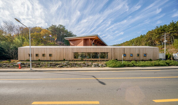 진주시 ‘진양호 우드랜드’ 부속건물 전경. 진주시 제공