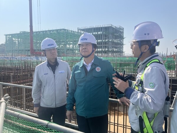 강기윤 한국남동발전 사장(가운데)이 경남 고성군 하이면 고성천연가스발전소 건설 현장을 찾아 안전관리 실태를 점검하고 있다. 한국남동발전 제공