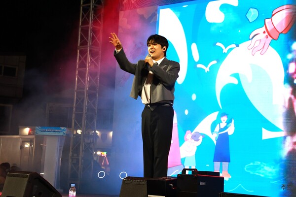 경북 울진군‘2025 죽변항 수산물축제’가 약 6만 명이 찾으며 9일 폐막했다.(인기 트로트가수 이찬원 축하공연 사진=울진군)