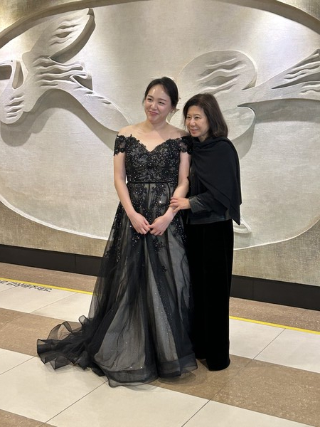 공연을 마치고 관객을 향해 환하게 웃는 플루티스트 김산아. 사진 장석진 기자.