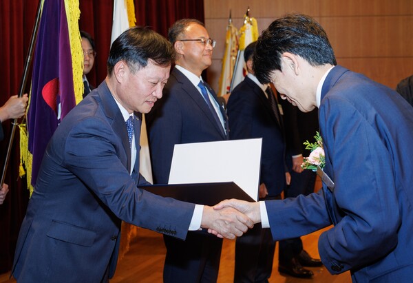 한국서부발전은 탄소중립 이행과 녹색경영 확산에 기여한 공로를 인정받아 ‘2025 대한민국 탄소중립·녹색경영대상’에서 종합대상인 대통령 표창을 받았다. 사진은 이정복 서부발전 사장(왼쪽)이 안세창 기후에너지환경부 기후에너지정책실장(오른쪽)에게 상을 받는 모습. 한국서부발전 제공. 