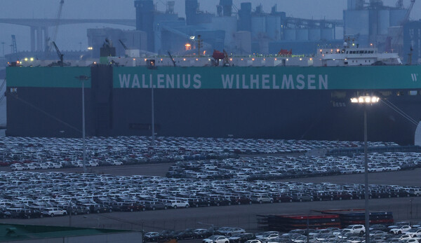 평택항에서 수출 선적을 기대리는 자동차. 연합뉴스