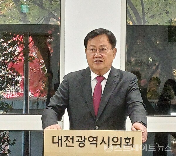 10일 이은권 국힘 대전시당위원장이 대전시의회 기자실에서 기자회견을 가지고 있다. 최미자 기자.