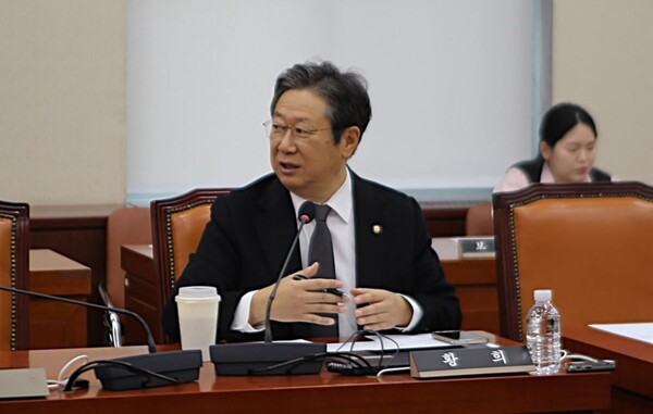 더불어민주당 황희 의원. 페이스북. 