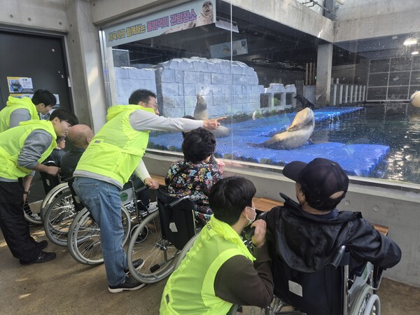 경남에너지 임직원들의 자원봉사활동이 사회의 귀감이 되고 있다.  