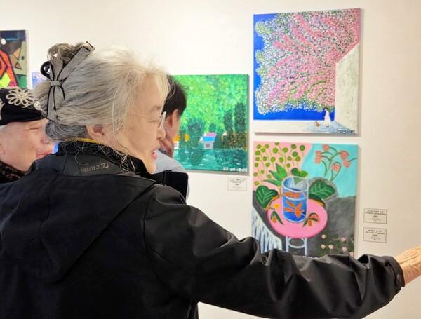 대전시노인복지관 어르신들이 그림 전시회를 둘러보고 있다. 사회서비스원 제공.