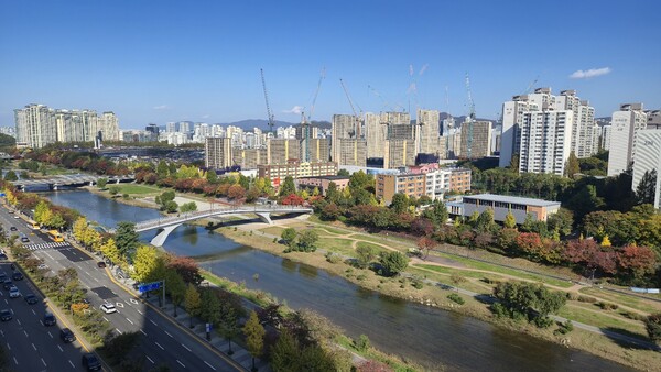 청약홈에 따르면 포스코이앤씨가 분당 느티마을 3단지를 리모델링, 일반분양한 '더샵 분당티에르원'이 특별공급에서  평균 16.36 대 1의 경쟁률에 그쳐 고분양가 논란에서 비켜나지 못했다. 김태현 기자