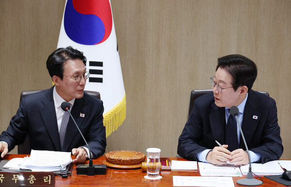 이재명 대통령과 김민석 국무총리가 11일 용산 대통령실에서 열린 국무회의에서 대화를 나누고 있다. 연합뉴스. 