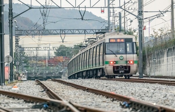 차량기지를 출발하는 대전도시철도 열차. 교통공사 제공.