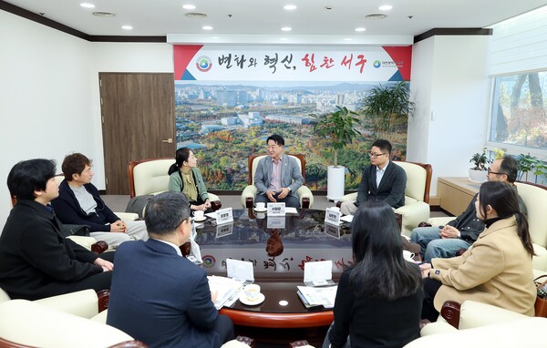 11일 서철모 서구청장이 2025년 중국 무역사절단에 참여한 기업 대표 및 KOTRA 실무자와 사후 간담회를 개최하고 있다. 서구 제공.