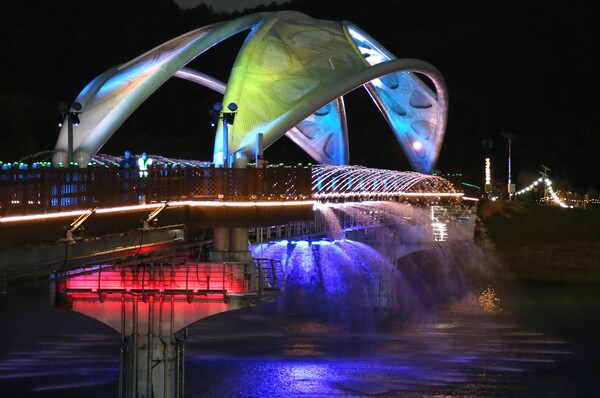 경북 상주시 대표 관광명소인 ‘경천섬 범월교’의 경관분수 제작·설치가 마무되며 10일 경천섬 주차장 일원에서 통수식을 가졌다.(사진=상주시)