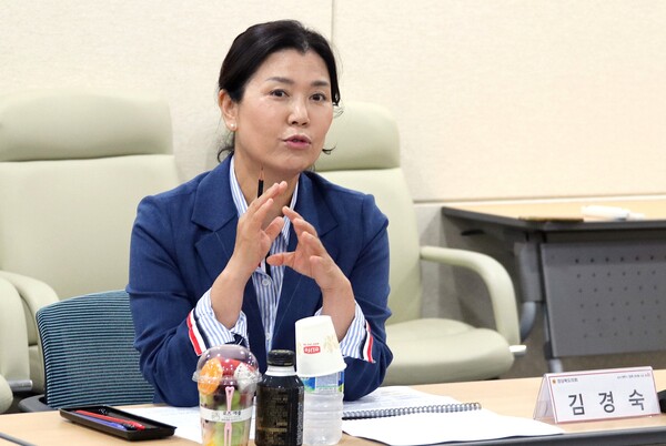 김경숙 경북도의원은 10일과 11일 진행된 경북교육청 지역 지원청 행정사무감사에서 학생 인권 보호, 불필요한 예산 투입, 부적정 계약 집행, 그리고 학교 현장의 정치적 중립 훼손 등 교육행정의 근본적 신뢰를 흔드는 문제들을 강력히 질타했다.(사진=경북도의회)