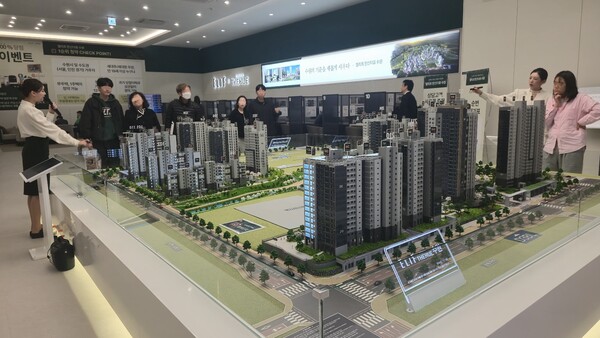 비규제 지역인 수원 권선구에서 합리적 분양가를 내세운 ‘엘리프 한신더휴 수원’(사진 모델하우스)이 11일 청약홈 일반공급 1순위 청약에서 C3블록 1.02 대 1, D3블록 0.80 대 1의 평균 경쟁률을 보이며 미분양 무덤서 선전했다는 평가를 받는다. 김태현 기자