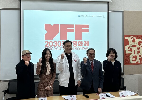 (왼쪽부터) 장호준 감독(제작지원 총괄), 권잎새 배우(올해의 배우), 이문수 집행위원장(청년문간사회적협동조합 이사장), 정지욱 평론가(프로그램 총괄), 신하연 프로그래머. 사진 장석진 기자.