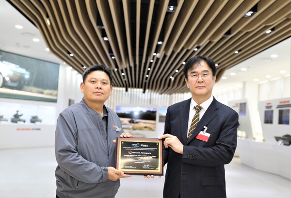 한화에어로스페이스 안홍규 임원(왼쪽)과 정상욱 CMMI High Maturity 선임심사원(ITQC 대표)가 인증 획득 후 기념 사진을 촬영하고 있다. 한화에어로스페이스 제공