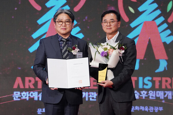 송시경 한국문화예술위원회 사무처장(왼쪽)과 최형식 HS효성 커뮤니케이션실 상무가 지난 11일 웨스틴 조선 서울에서 열린 '2025 한국메세나대회'에서 '2025 문화예술후원우수기관' 발표 후 기념 사진을 촬영하고 있다. HS효성 제공