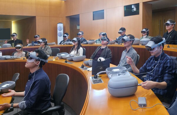 삼성 임직원들이 삼성인력개발원에서 삼성전자 '갤럭시 XR'을 착용한 채 교육에 참여하고 있다. 삼성 제공