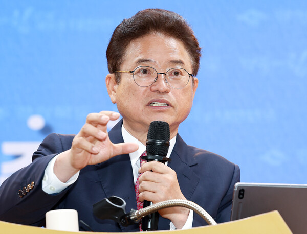 이철우 경북도지사는 12일 대통령실 자유홀에서 열린 제9회 중앙지방협력회의에서 “이번 APEC 정상회의는 중앙정부와 지방정부가 힘을 합쳐 만든 성공적인 협력 사례로, 오늘 회의 주제와도 완전히 맞닿아 있다”고 강조했다.(사진=스트레이트뉴스)